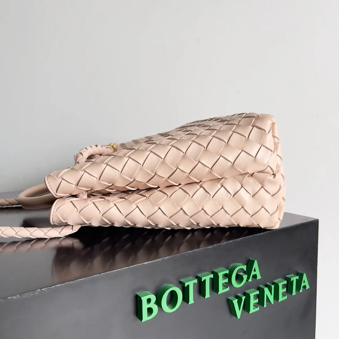 The 2023 new Andiamo batch of 2260 BV has been shipped‼ ️Really popular🔥The new Andiamo woven handbag launched by Bottega Veneta this season is really popular all over the world! ! Celebrities at home and abroad have worn it, and Oscar-winning actress Michelle Yeoh has taken it out on the street. Song Jia, Trai Yara, Yu Feihong, Sanji Ayaka, Rosie Hunting-Whiteley, Yoshioka Riho, etc. have all picked up this bag. It is classic and versatile, showing off its temperament, and the bag capacity is also large, which is very convenient for daily commuting! ! A variety of carrying methods, the shoulder straps can be adjusted by yourself, the original lambskin feels soft and delicate, and the unisex style breaks the gender boundaries and brings a more practical and long-lasting use experience. Andiamo, which has both elegant and casual styles, perfectly interprets the true appearance of "fashionable old money style". Style number: 743572 Size: 32*24*12